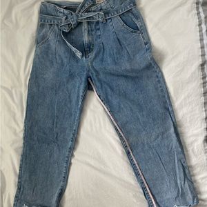 100 % Cotton
Boyfriend
Frayed edges
Boho
Medium wash
Boyfriend
High rise waist